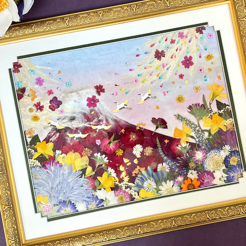 縁起の良い押し花額 お花が乱舞！5羽の鶴がはばたく赤富士アート