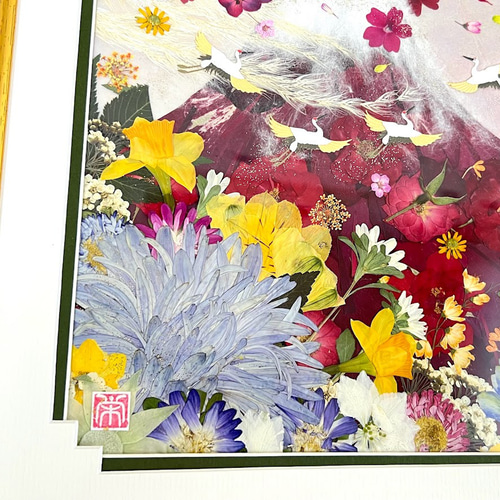 縁起の良い押し花額 お花が乱舞！5羽の鶴がはばたく赤富士アート