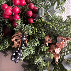 森のクリスマス  Ⅳ  ~赤い実サンキライとプルモーサム.  たっぷりの針葉樹   /大きめ35cm 7枚目の画像