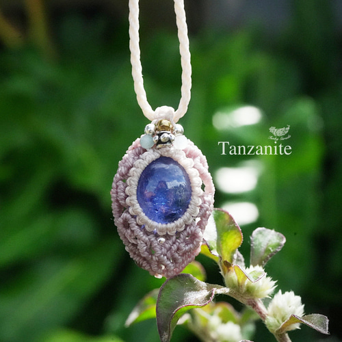 タンザナイトのマクラメネックレス 夜空のような深みのあるタンザナイトのマクラメペンダント