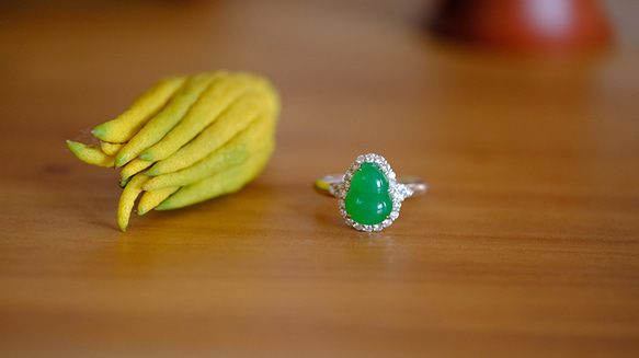 23-28 受注製作 k18金 天然 ミャンマー産 本翡翠 瓢箪 リング 指輪 爪留め ダイヤモンド 1枚目の画像