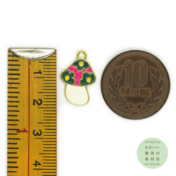 ポップでキッチュな花模様のキノコのエナメルチャーム（フーシャピンク/ゴールド）2個セット #CE-0240 4枚目の画像