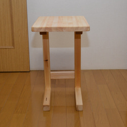 サイドテーブル　コーヒーテーブル　ソファー用　角幅45cm 奥行き30cm 高さ50cm 無垢のヒノキ　コの字型 3枚目の画像