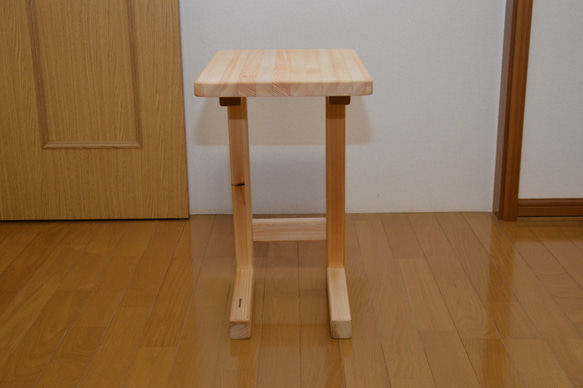 サイドテーブル　コーヒーテーブル　ソファー用　角幅45cm 奥行き30cm 高さ50cm 無垢のヒノキ　コの字型 3枚目の画像