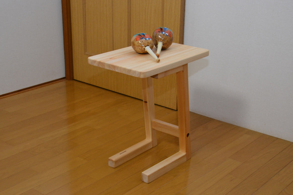 サイドテーブル　コーヒーテーブル　ソファー用　角幅45cm 奥行き30cm 高さ50cm 無垢のヒノキ　コの字型 1枚目の画像