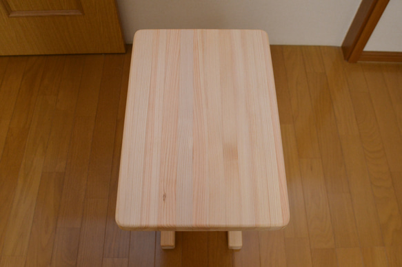 サイドテーブル　コーヒーテーブル　ソファー用　角幅45cm 奥行き30cm 高さ50cm 無垢のヒノキ　コの字型 6枚目の画像