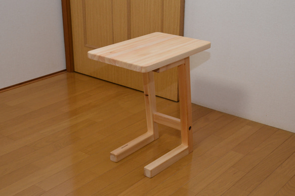 サイドテーブル　コーヒーテーブル　ソファー用　角幅45cm 奥行き30cm 高さ50cm 無垢のヒノキ　コの字型 2枚目の画像