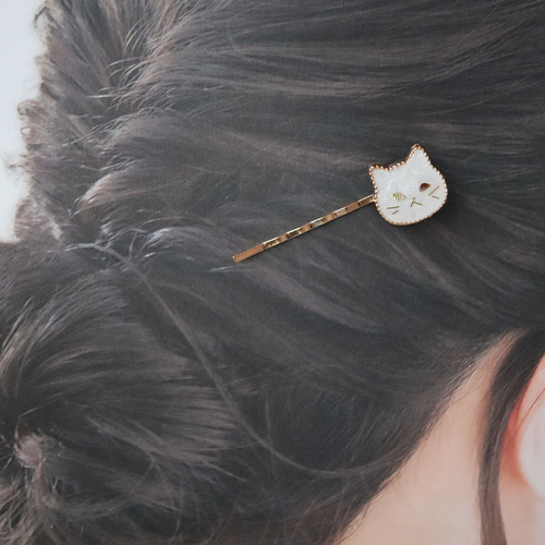 ウルウルおめめの猫ヘアピン 螺鈿風・シロさん・白猫・パールホワイト