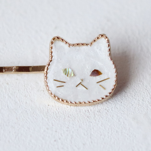 ウルウルおめめの猫ヘアピン 螺鈿風・シロさん・白猫・パールホワイト