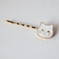 ウルウルおめめの猫ヘアピン 螺鈿風・シロさん・白猫・パールホワイト