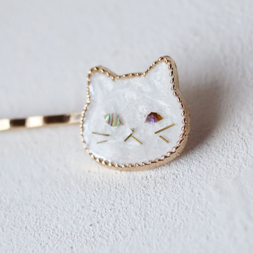 ウルウルおめめの猫ヘアピン 螺鈿風・シロさん・白猫・パールホワイト