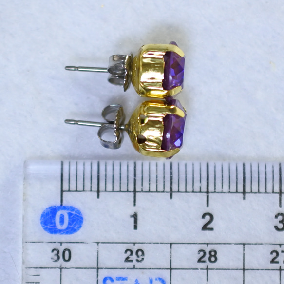 施華洛世奇 Delight Chaton 耳環（8 毫米，酒紅色，鈦柱） 第5張的照片