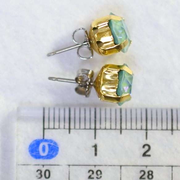 施華洛世奇 Delight Chaton 耳環（8 毫米，絲質鼠尾草，鈦耳環） 第5張的照片