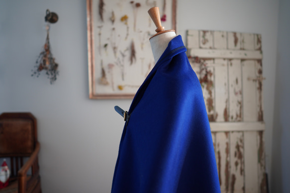 寶藍色斗篷黑色皮革吊飾飾面 第3張的照片