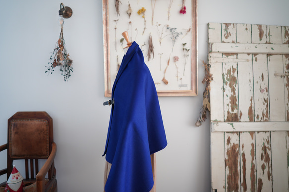 寶藍色斗篷黑色皮革吊飾飾面 第5張的照片