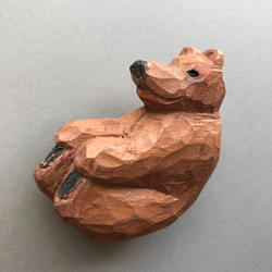 木彫りのブローチ【ごきげん熊】 3枚目の画像