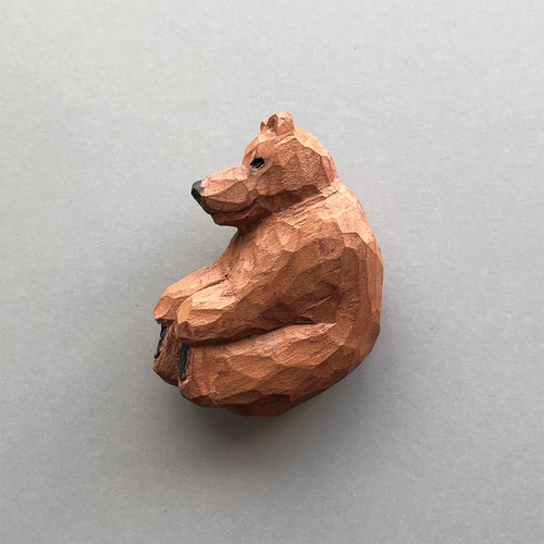 KIYATA 木製クマの彫刻 ブローチ