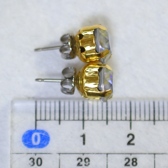 施華洛世奇 Delight Chaton 耳環（8 毫米，寧靜灰色，鈦柱） 第5張的照片