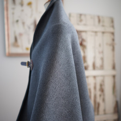 羊毛 Calze 斗篷 進口布料 中性 炭灰色 深棕色 皮革 第2張的照片