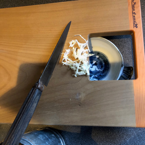 イチイとホウのカッティングボード 　かわいい　キッチン　キャンプ　皿　プレート　朴木　木　無垢　ホゾ加工 4枚目の画像