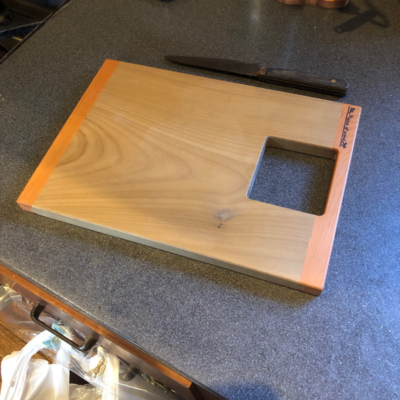 イチイとホウのカッティングボード 　かわいい　キッチン　キャンプ　皿　プレート　朴木　木　無垢　ホゾ加工 5枚目の画像