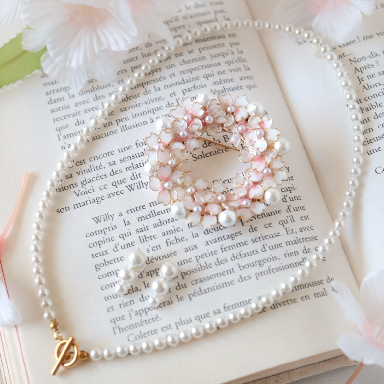 【新春福袋】卒業式・入学式3点セット桜のリースのブローチと貝パールのネックレスとピアス／イヤリング　フォーマルにも