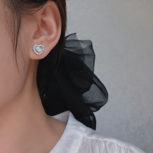 ▼ ハート形　天然ダイヤモンド付きシェルピアスk18 ハートピアス ハート形 天然ダイヤモンドピアスk18 ピアス（スタッド・一粒