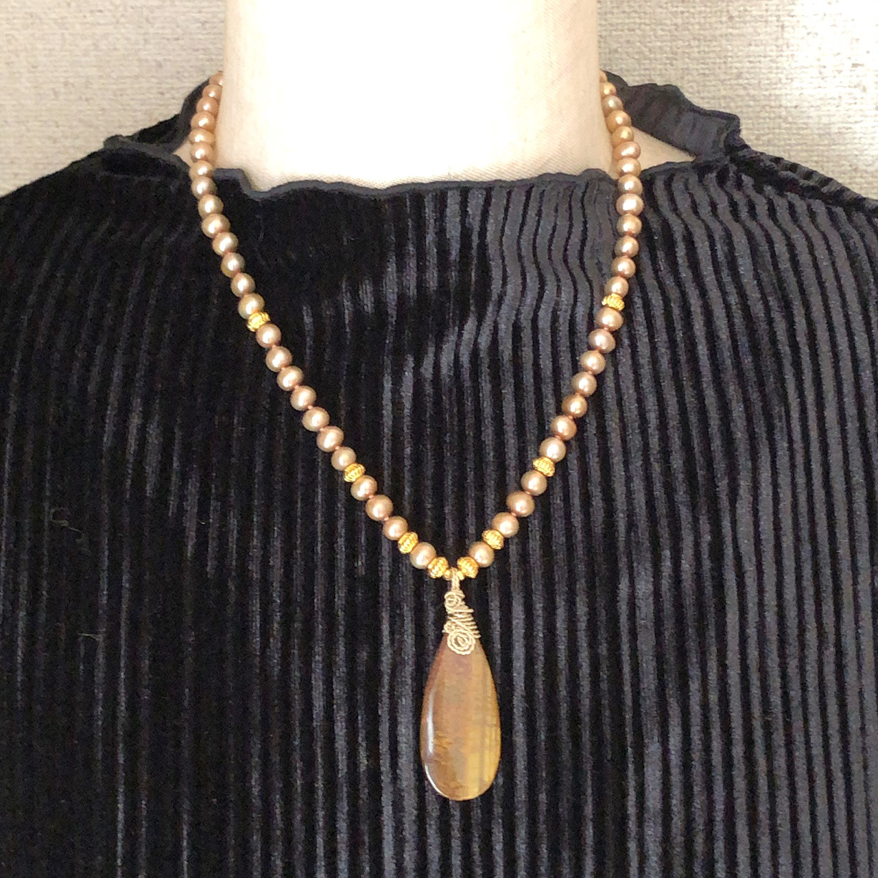 タイガーアイトップ＆淡水パールネックレス