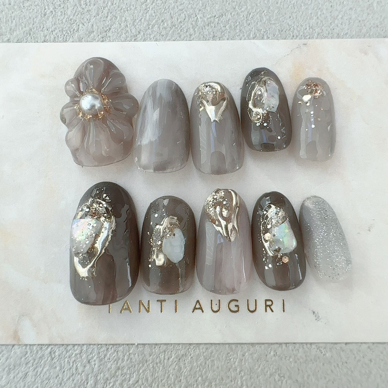 グレー色 ネイルチップ ニュアンス 手作り 花 ぷっくりフラワー