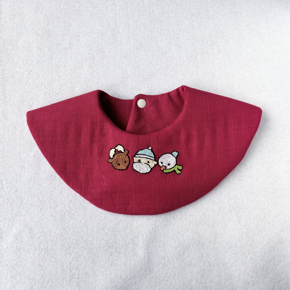 【ハンドメイド刺繍スタイ】クリスマストリオのふっくら刺繍スタイ(レッド❤️) 1枚目の画像