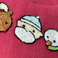 【ハンドメイド刺繍スタイ】クリスマストリオのふっくら刺繍スタイ(レッド❤️) 3枚目の画像