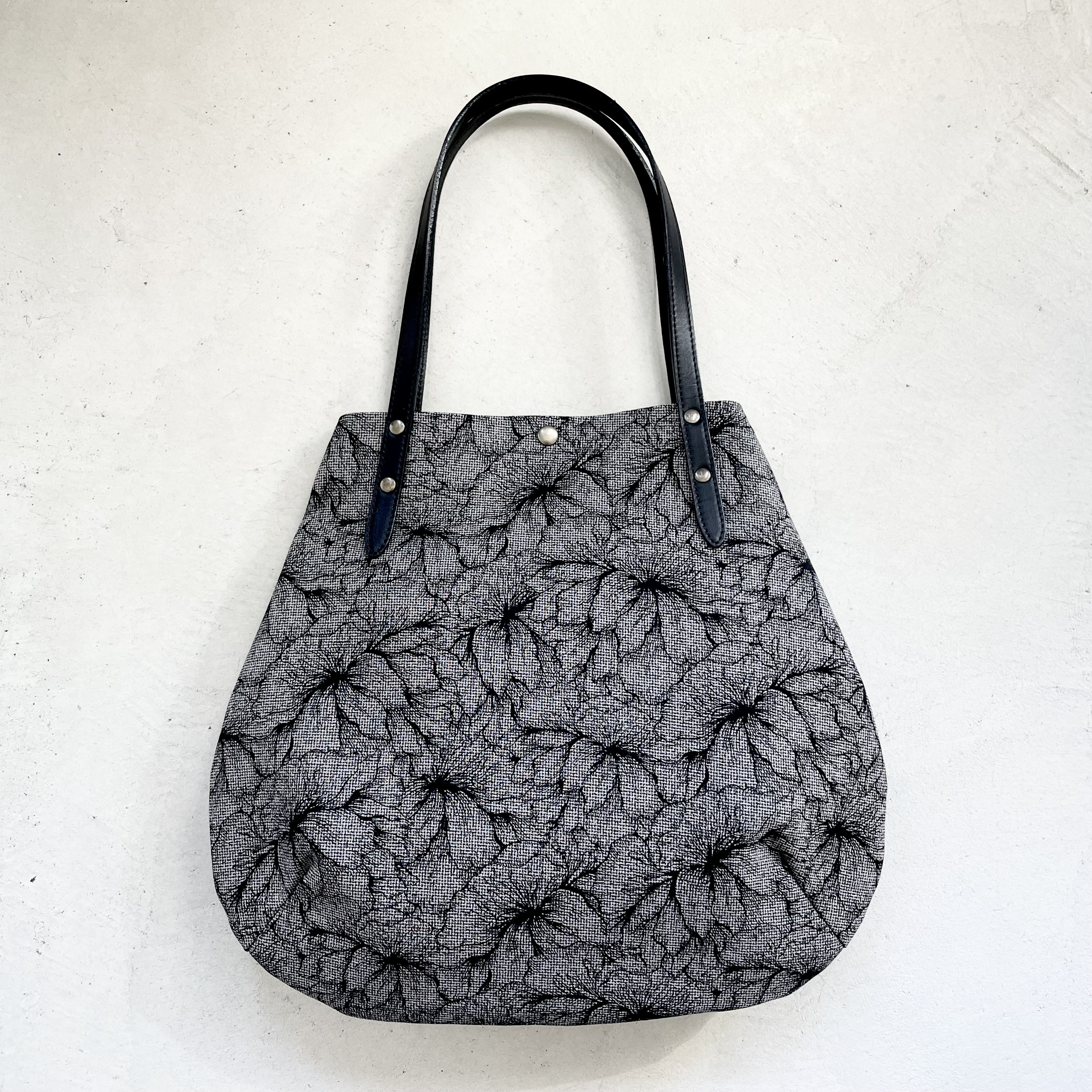 『七点限り』フォーマルにも♪　イタリアンファブリックと2枚貼り牛革ハンドルの丸型トートバッグ M-size【グリージョ】