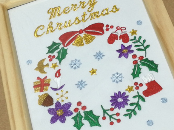 インテリア飾り/2Lサイズ クリスマスリースデザイン刺繍ウッドフレーム入り 2枚目の画像