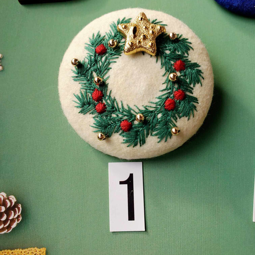 大きな刺繍ブローチくるみボタン クリスマスリース ブローチ