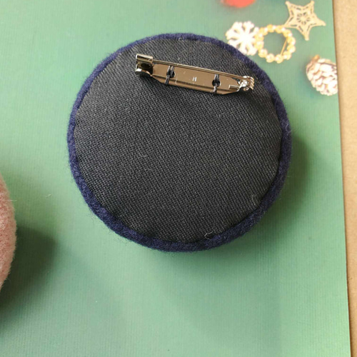 大きな刺繍ブローチくるみボタン クリスマスリース ブローチ Eiko