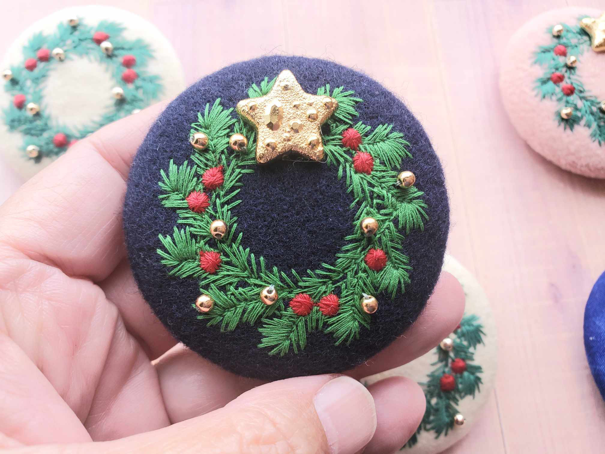送料無料 通販 No.514　クリスマスの可愛い訪問者　刺繍ブローチ その他