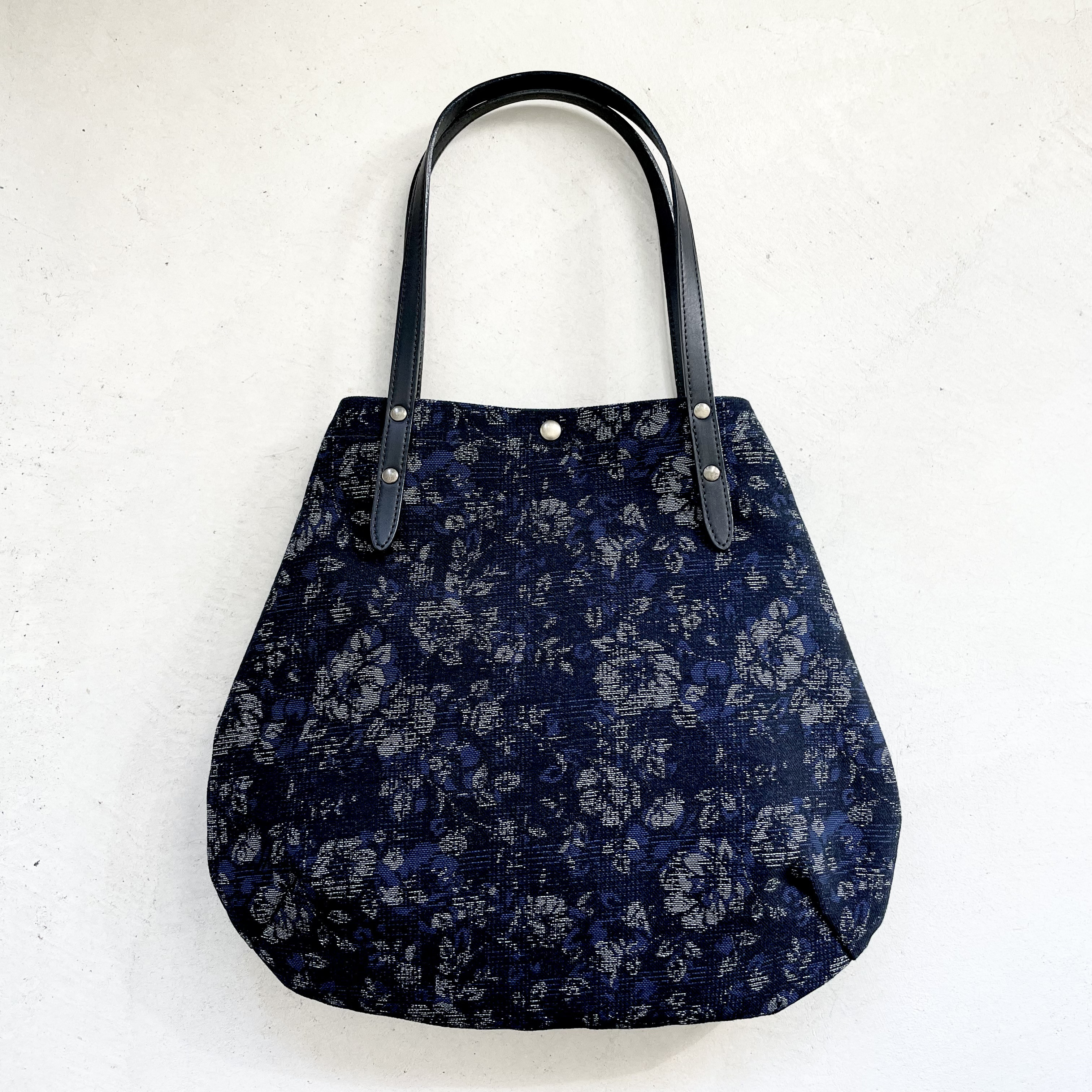 『三点限り』フォーマルにも♪イタリアンファブリックと2枚貼り牛革ハンドルの丸型トートバッグ M-size【ブルスクーロ】