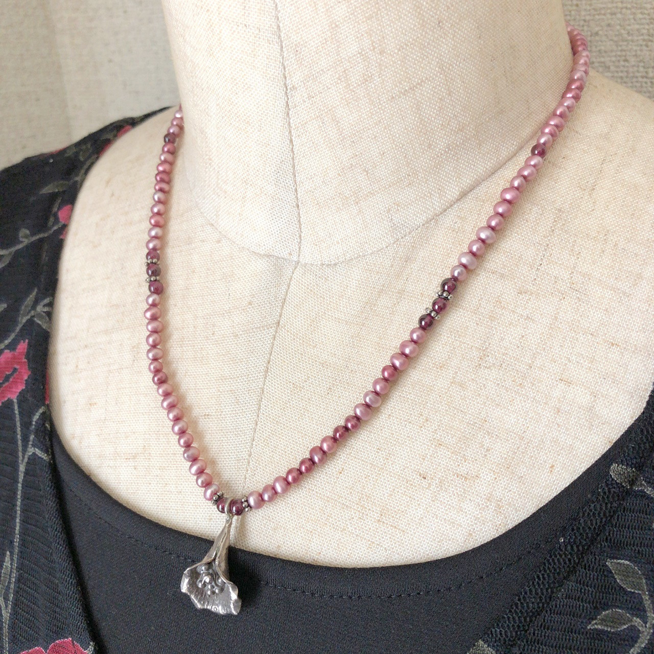 カレンシルバー フラワートップ 淡水パール&ガーネットネックレス