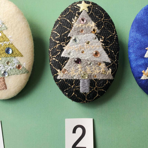 大きな刺繍ブローチくるみボタン クリスマスツリー ブローチ Eiko