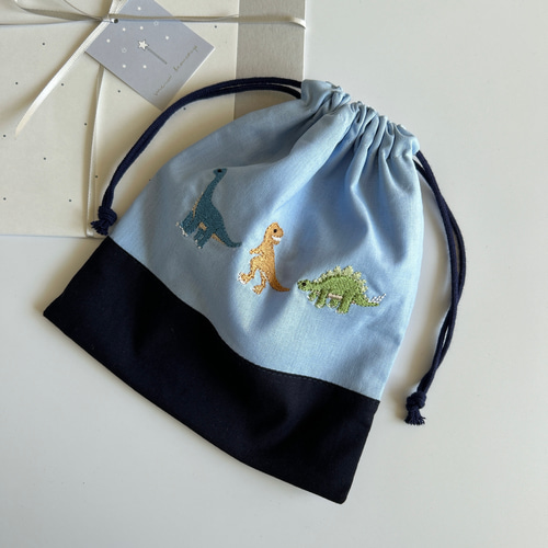 レッスンバッグ ×2  給食袋×2  コップ袋×2  ヌビ　恐竜刺繍 給食袋×2  ×2 レッスンバッグ コップ袋×2  ヌビ　恐竜刺繍