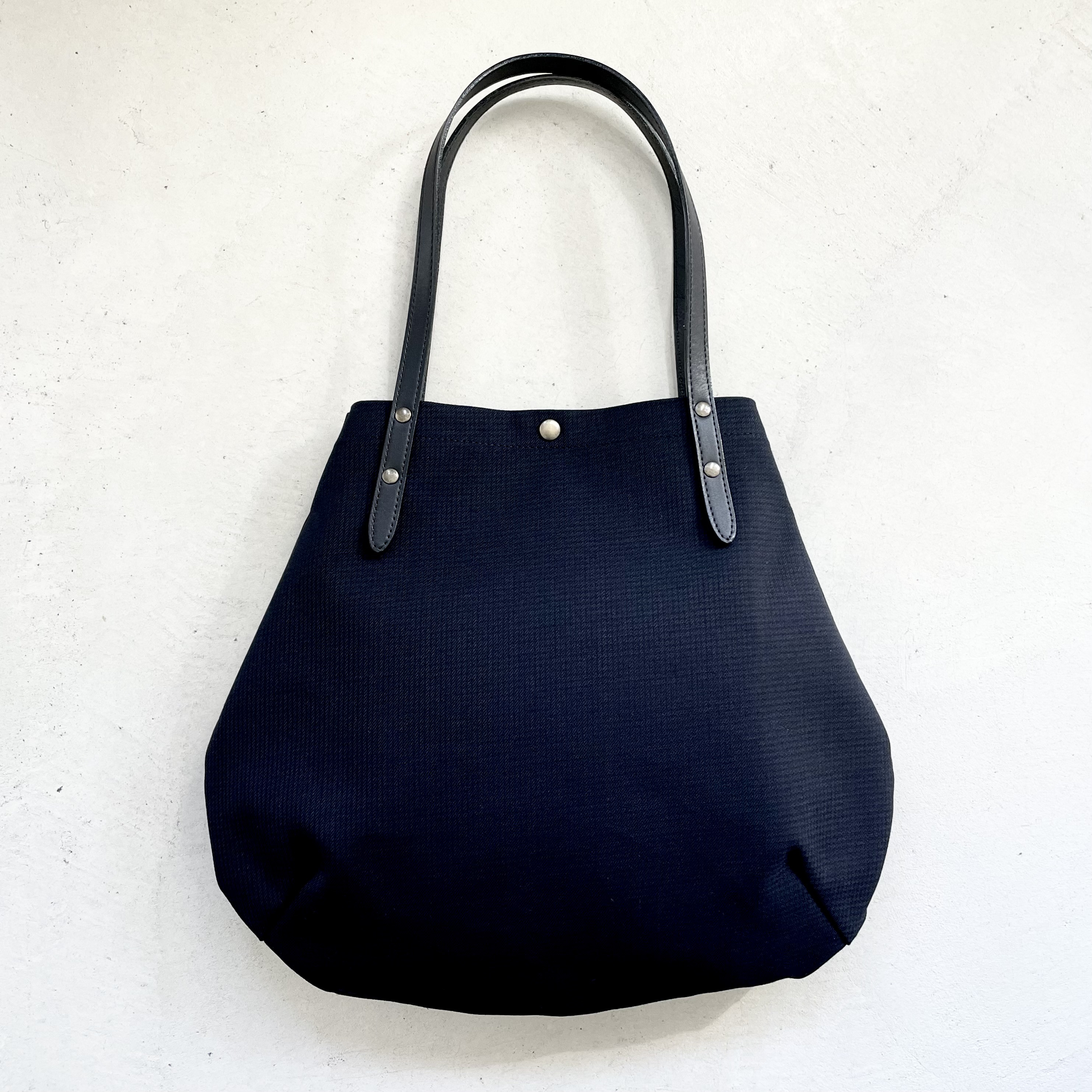 『九点限り』フォーマルにも♪　イタリアンファブリックと2枚貼り牛革ハンドルの丸型トートバッグ M-size【ブルノッテ】