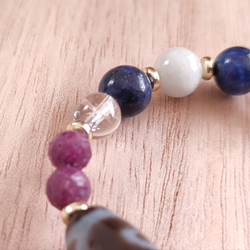 ◇如意天珠と水蓮花天珠・ルビー・ラピスラズリ・翡翠・アイリス  