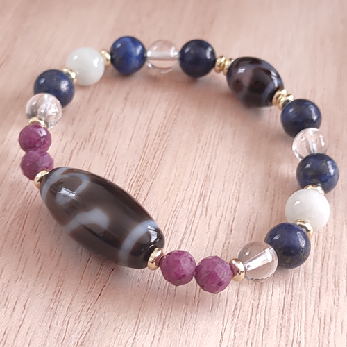 ◇如意天珠と水蓮花天珠・ルビー・ラピスラズリ・翡翠・アイリス  