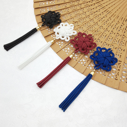 受注制作】八重菊結びのタッセルピアス・イヤリング（紺・ネイビー