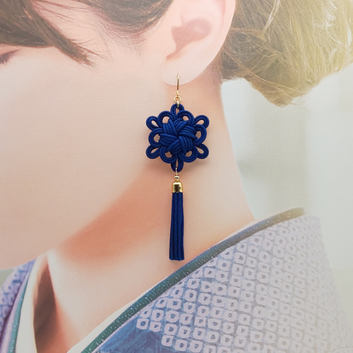 受注制作】八重菊結びのタッセルピアス・イヤリング（紺・ネイビー