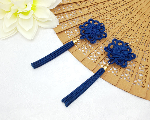 受注制作】八重菊結びのタッセルピアス・イヤリング（紺・ネイビー