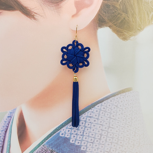 受注制作】八重菊結びのタッセルピアス・イヤリング（紺・ネイビー