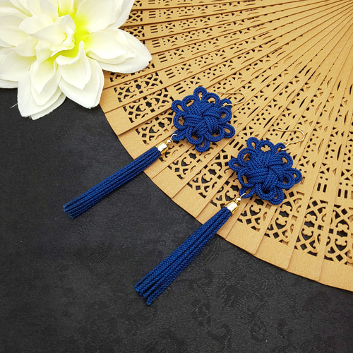 受注制作】八重菊結びのタッセルピアス・イヤリング（紺・ネイビー