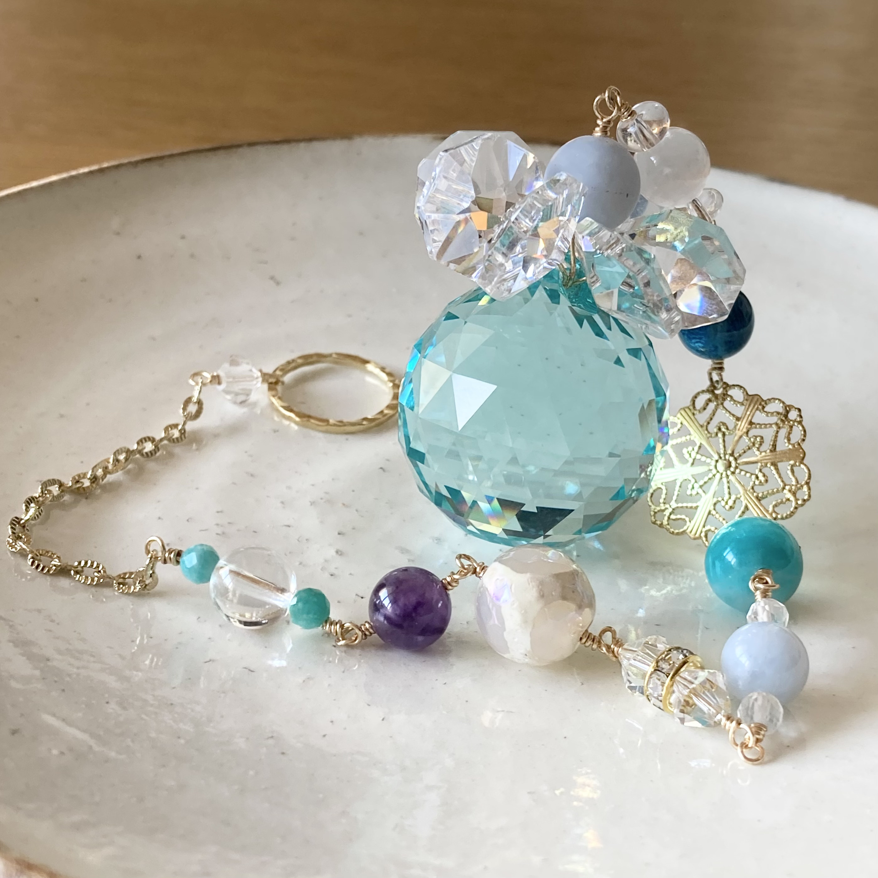 軽やかさを引き寄せる♡アンティークグリーンのサンキャッチャー