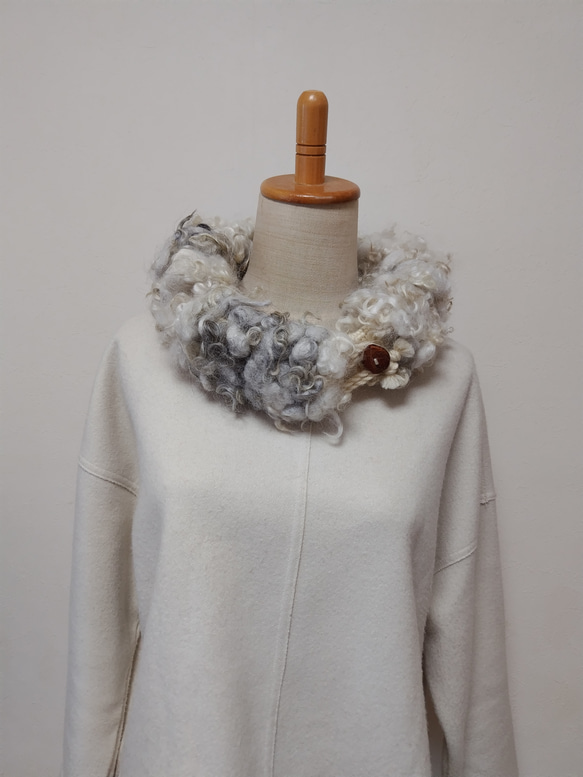 手織り手紡ぎのストール　クリクリ毛並みのゴッドランド・白 5枚目の画像